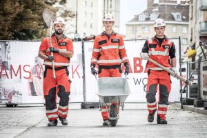 Hölzerne Ochsen und gleitende Pferde auf der Baustelle