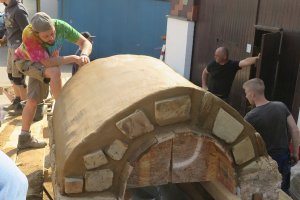 Jung sichert Alt: Maurer-Azubis restaurieren römische Eifel-Wasserleitung